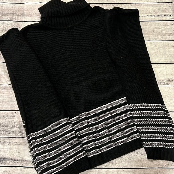 Michael‎ Kors Turtleneck Poncho - Picture 1 of 4
